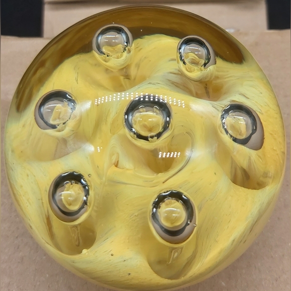 Art glass yellow swirl paperweight with teardrop bubbles - Picture 2 of 7